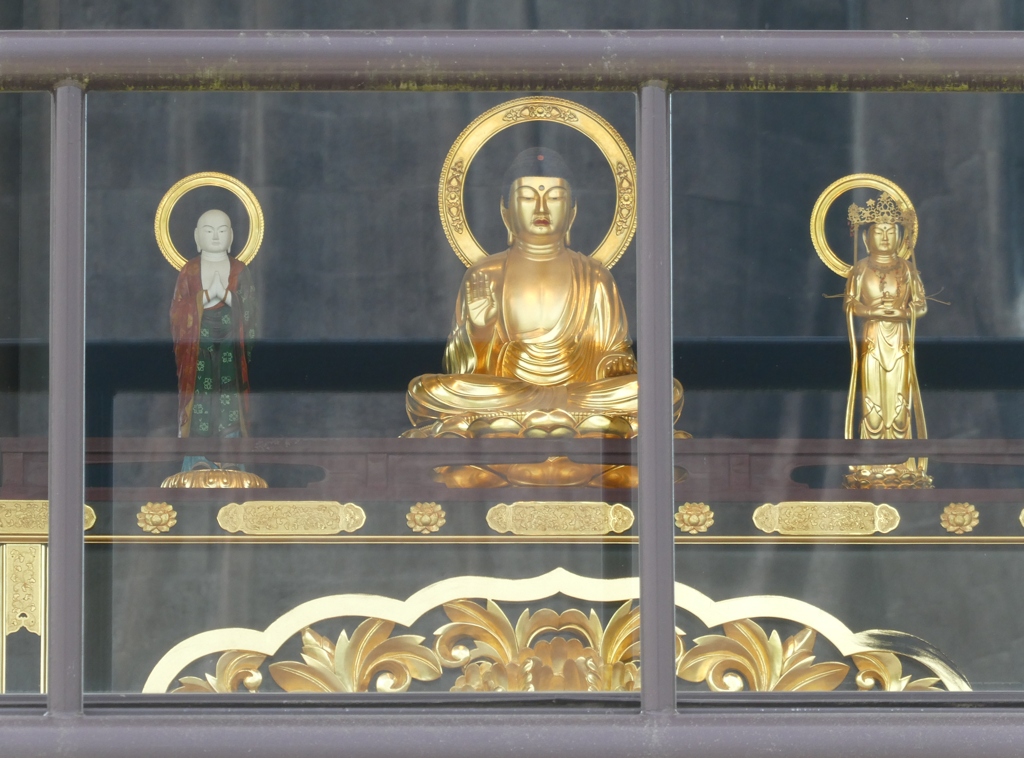 發遣門の釈迦三尊像