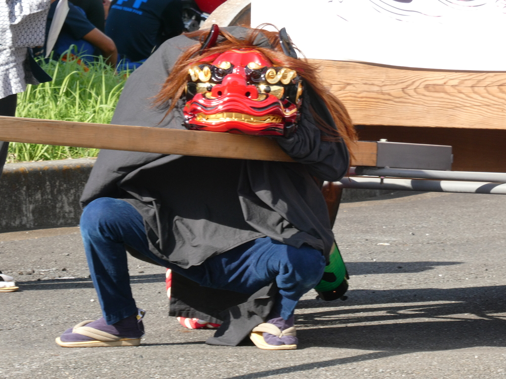 獅子舞もバテ気味？