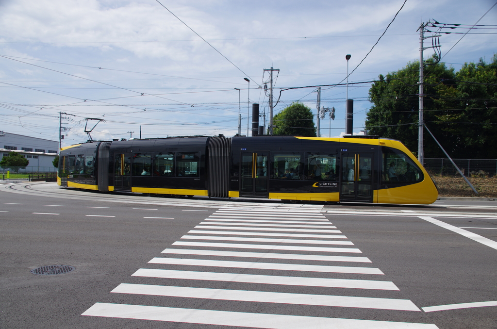 カーブを曲がるLRT(2)