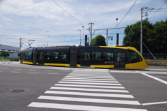 カーブを曲がるLRT(2)