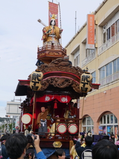 神功皇后の人形が乗った二丁目の山車