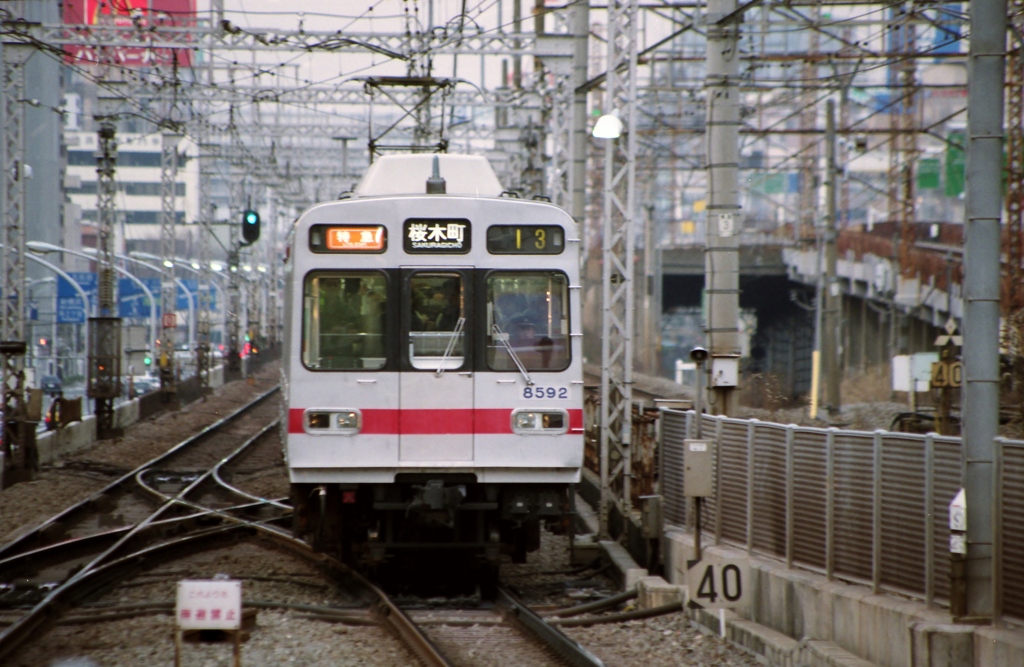 桜木町駅に進入する8590系特急
