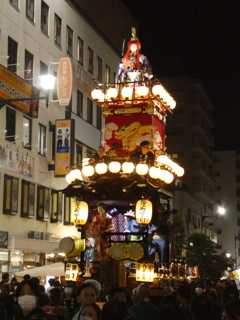 夜の街へ繰り出す