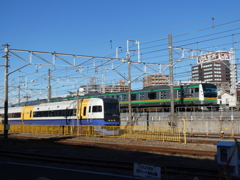255系とE233系の離合