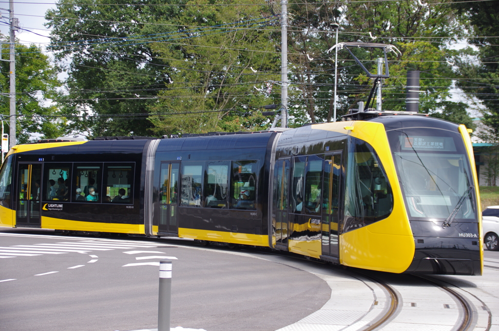カーブを曲がるLRT(3)
