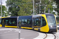 カーブを曲がるLRT(3)