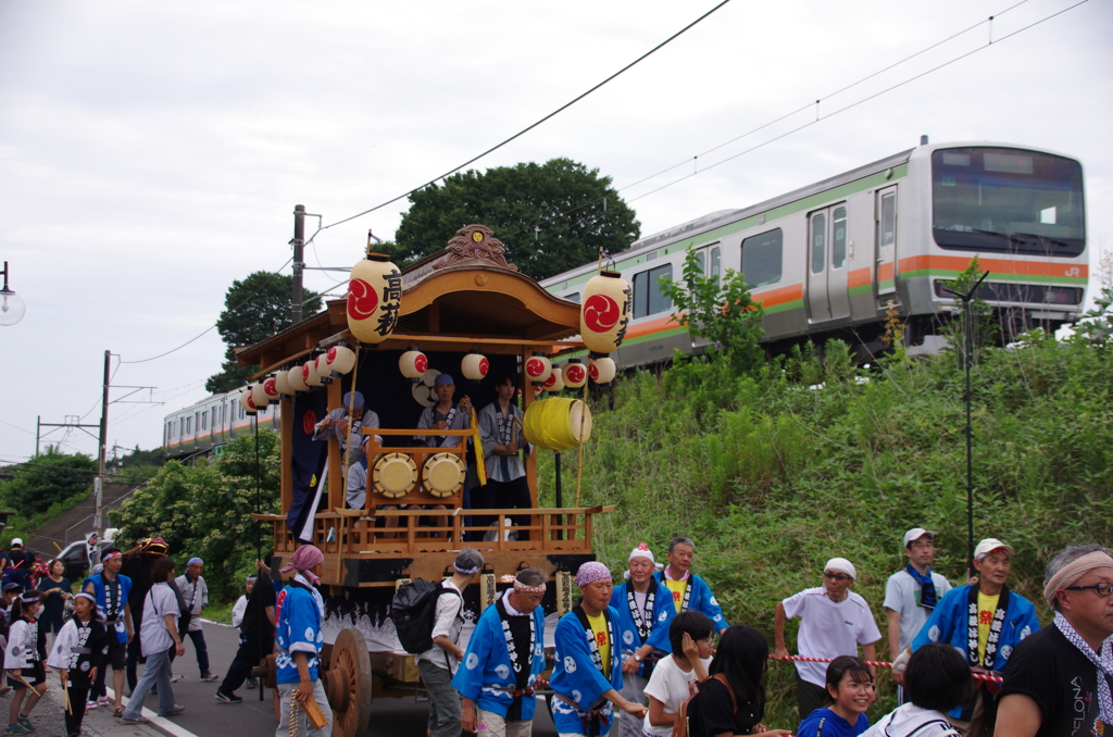 列車と山車の出会い