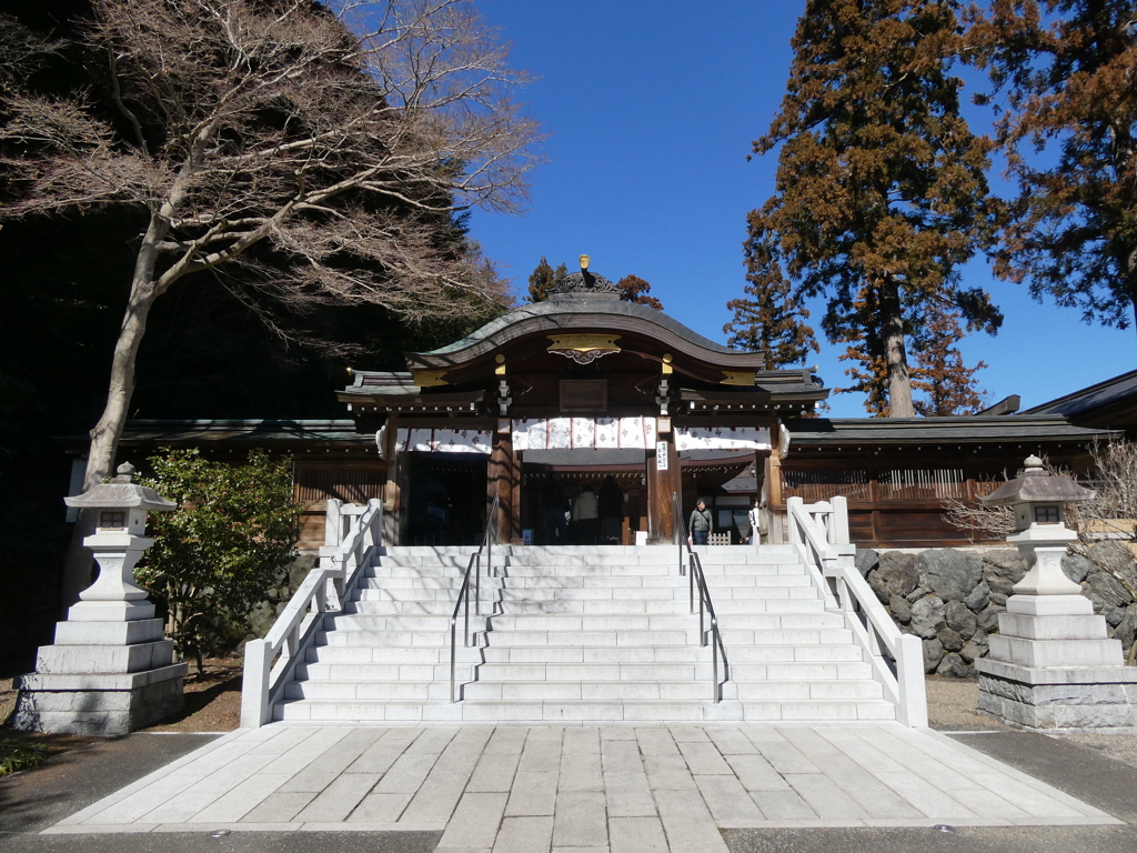 快晴の下佇む神社