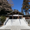快晴の下佇む神社