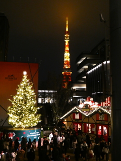 輝くツリーとマーケットと東京タワー