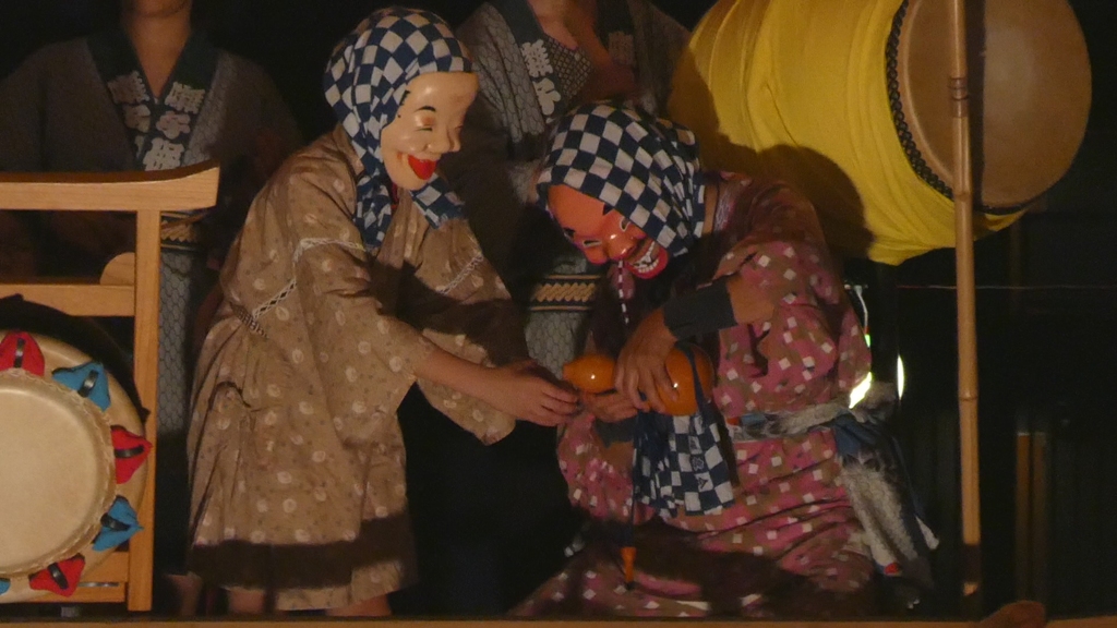 動画切り出し写真⑦「奇人親子のお酌」