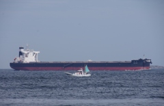 浦賀水道を行くタンカーと漁船？