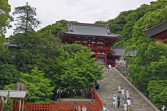 下から眺めた鶴岡八幡宮
