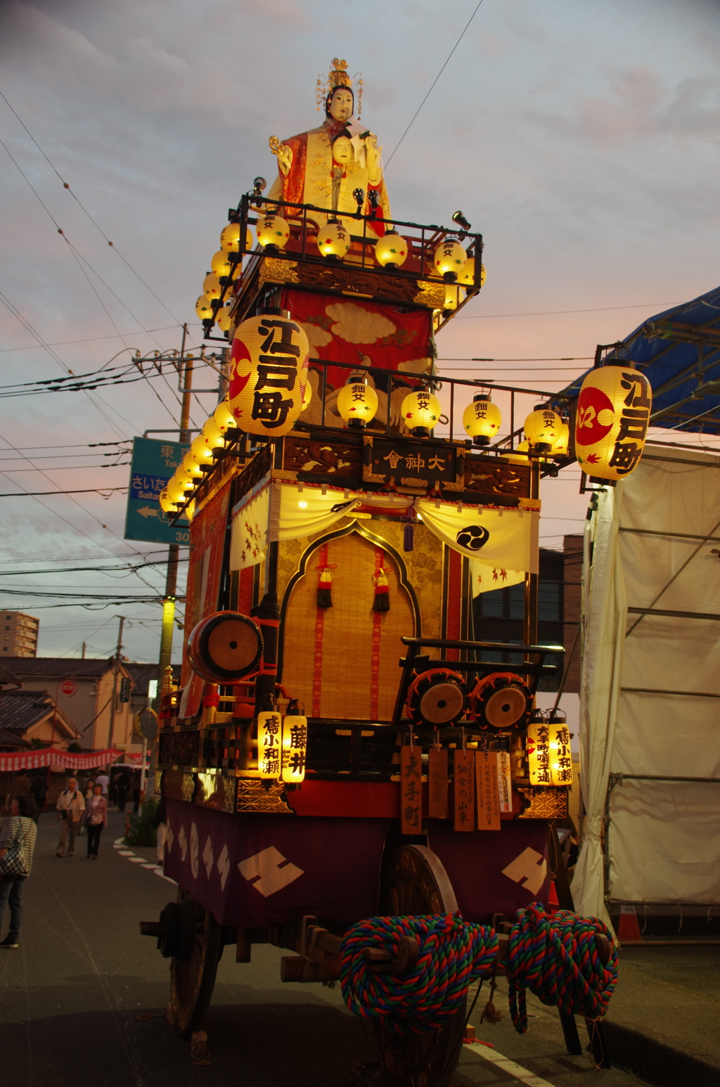 夕暮れ時の大手町の山車