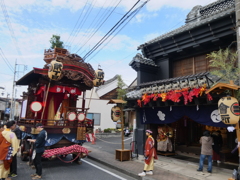 二丁目の山車と店蔵絹甚