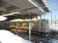 ホームも電車も雪化粧
