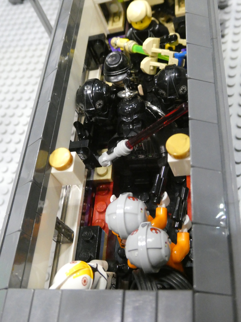 列車ジャック犯対特殊部隊？