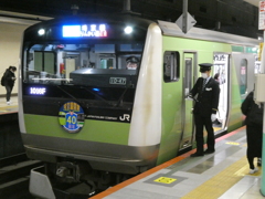 地下ホームでも目立ちました