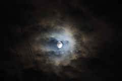 雲に隠れる月