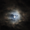 雲に隠れる月