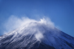 雪煙吹く厳冬富士
