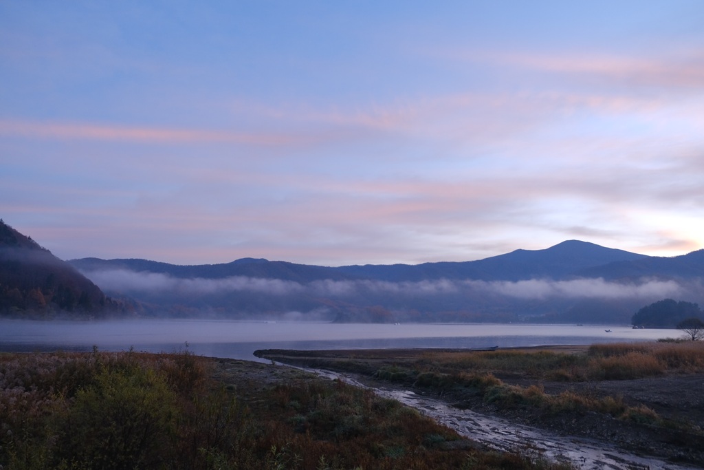 秋の桧原湖と朝焼け