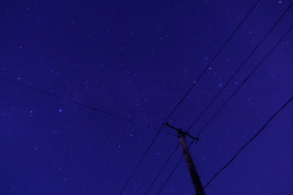 電柱と星空
