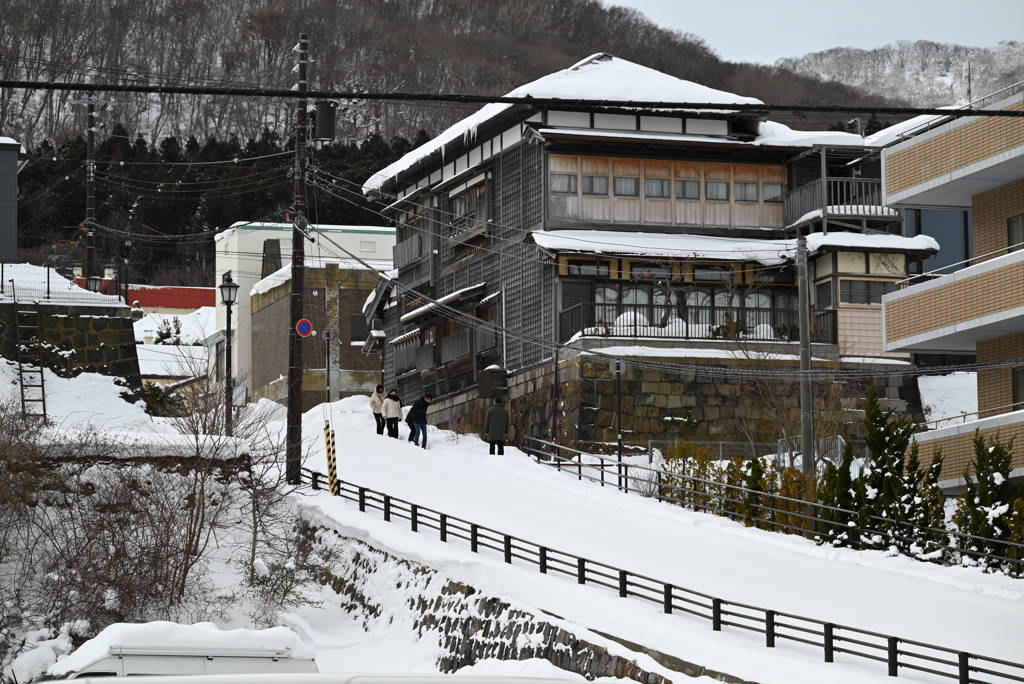 雪の坂道は慎重に