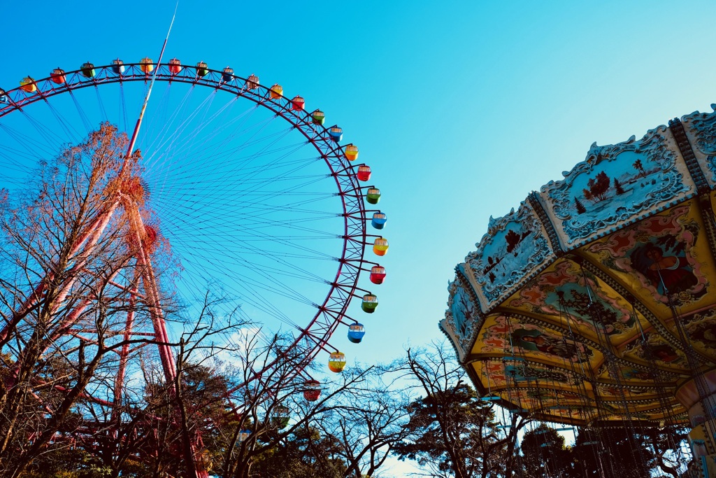 鮮やかな遊園地