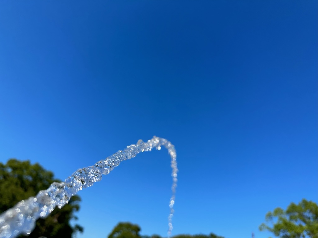 雲一つない夜空へ水を
