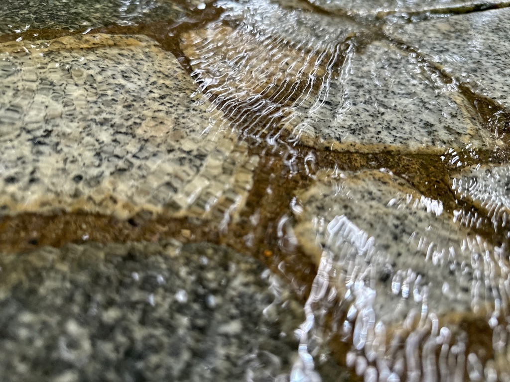流れる水