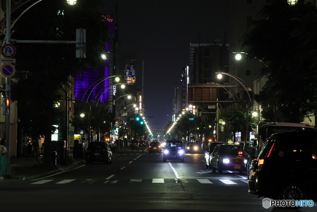 夜の札幌駅前通り