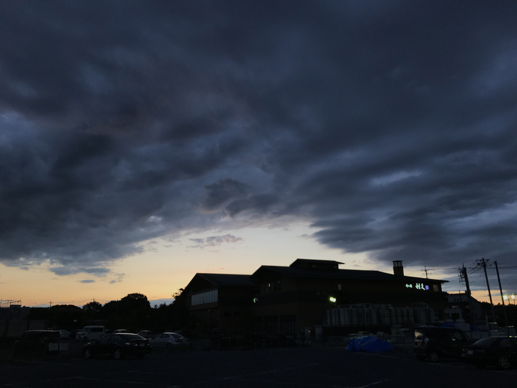 暗い空