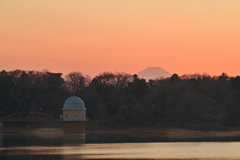 夕焼けに沈む構造物