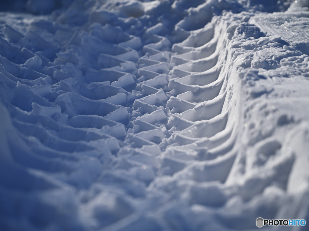 雪道のタイヤ痕