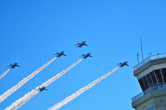 管制塔の外側の秩序