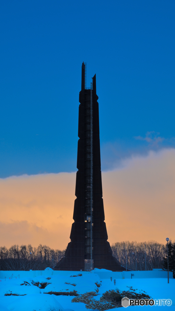 夕方の北海道百年記念塔