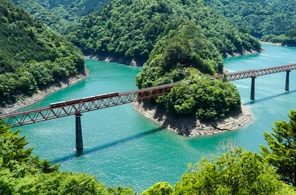 新緑の奥大井湖上駅　壱