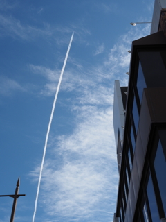 空を切る