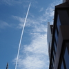 空を切る