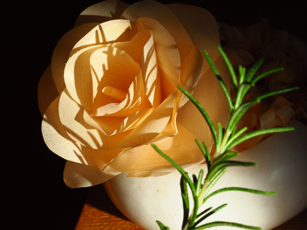 ヒノキのかんな屑から作られたバラの花