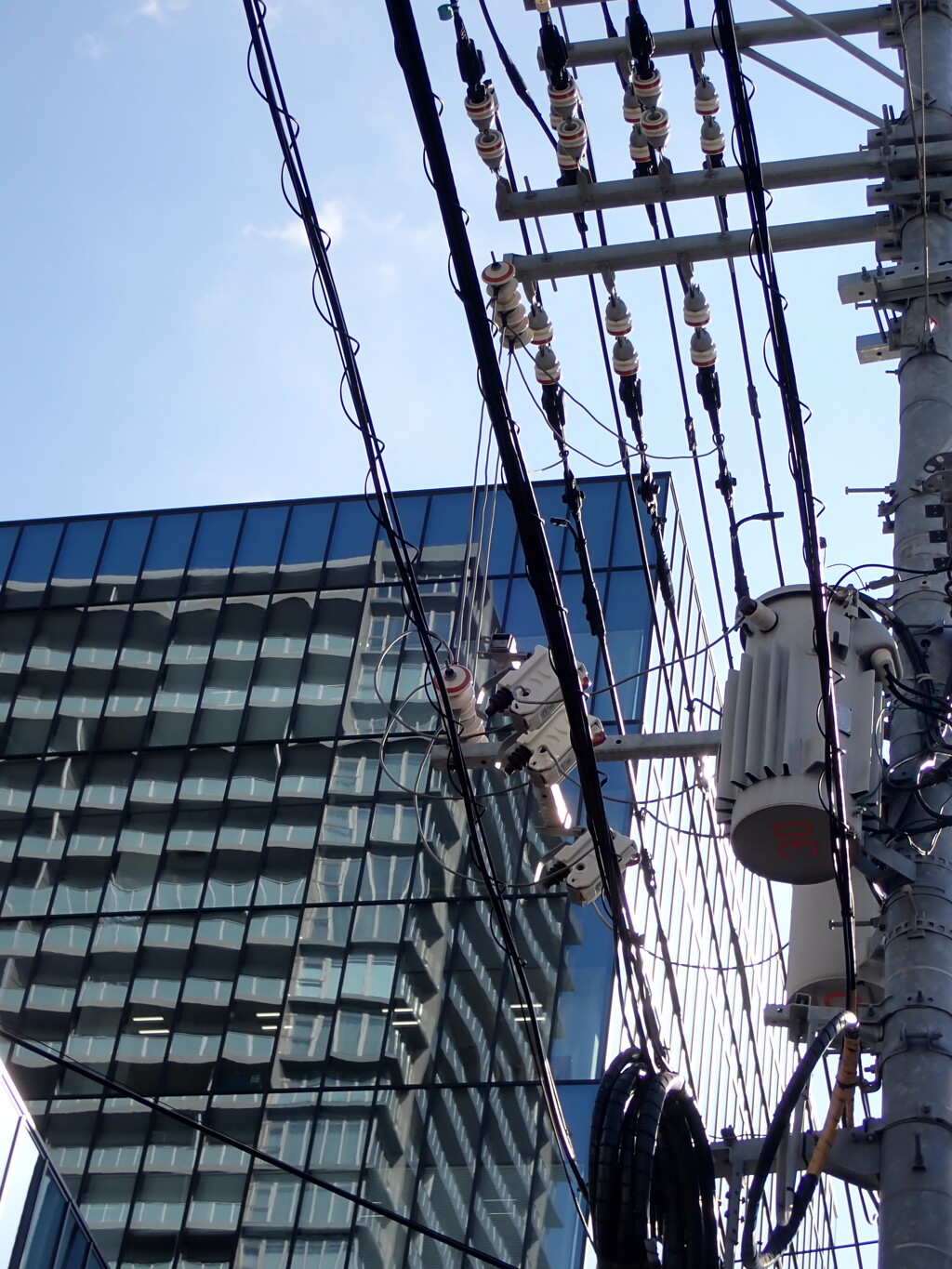 ビルと電線と青空