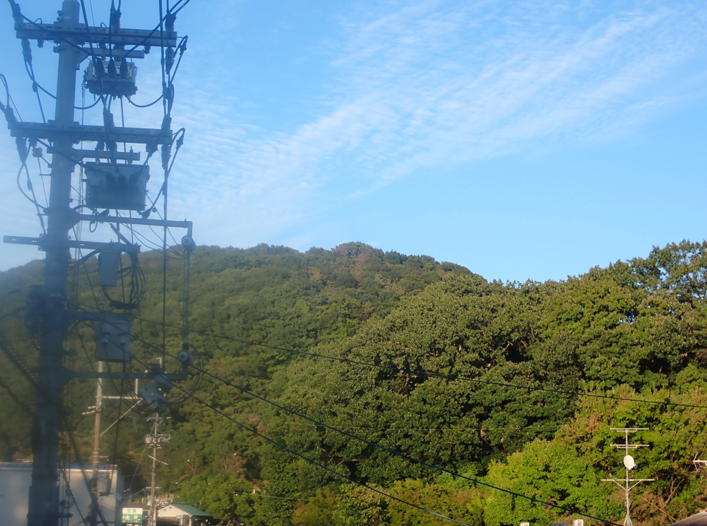 空と山と重厚な電柱