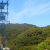 空と山と重厚な電柱