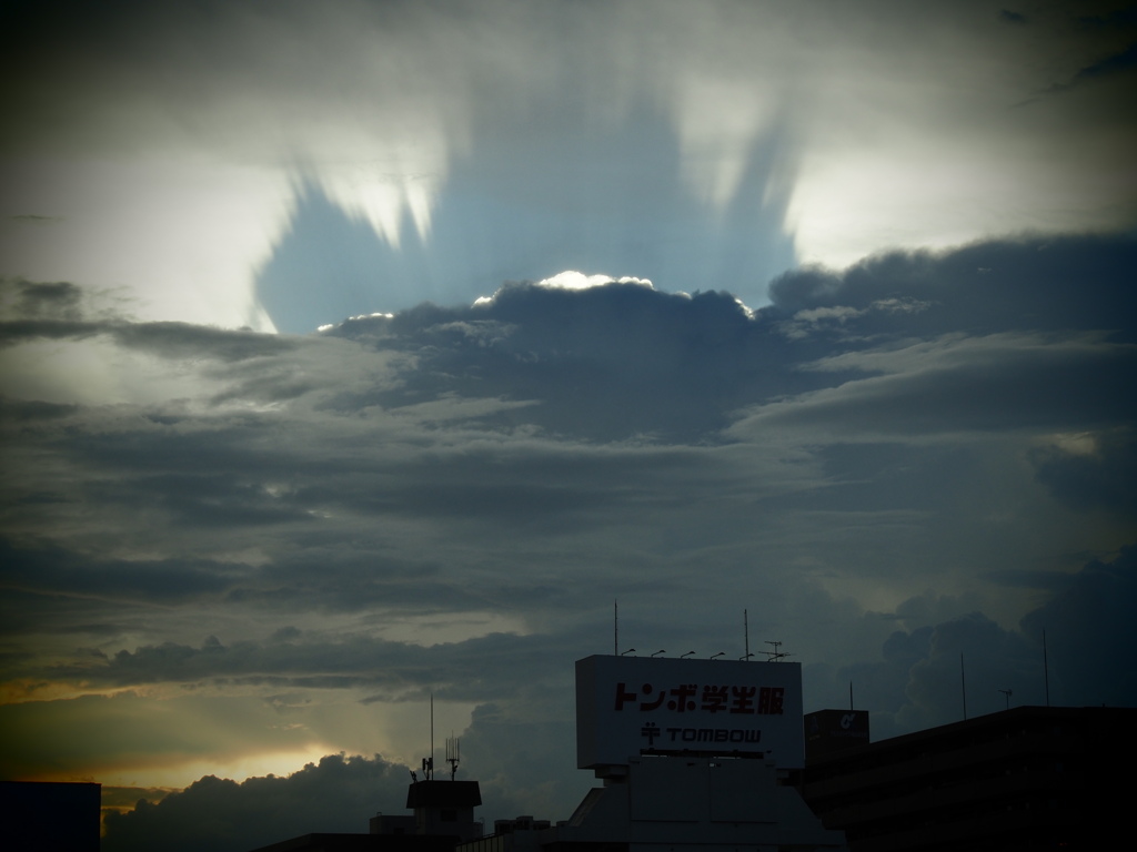 爆発のような雲