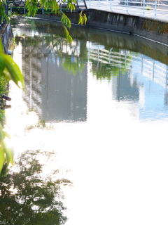 水面のビル