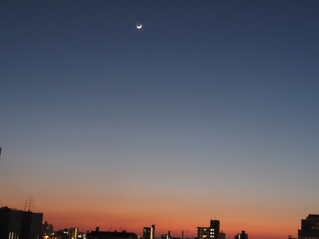 夕焼けと三日月