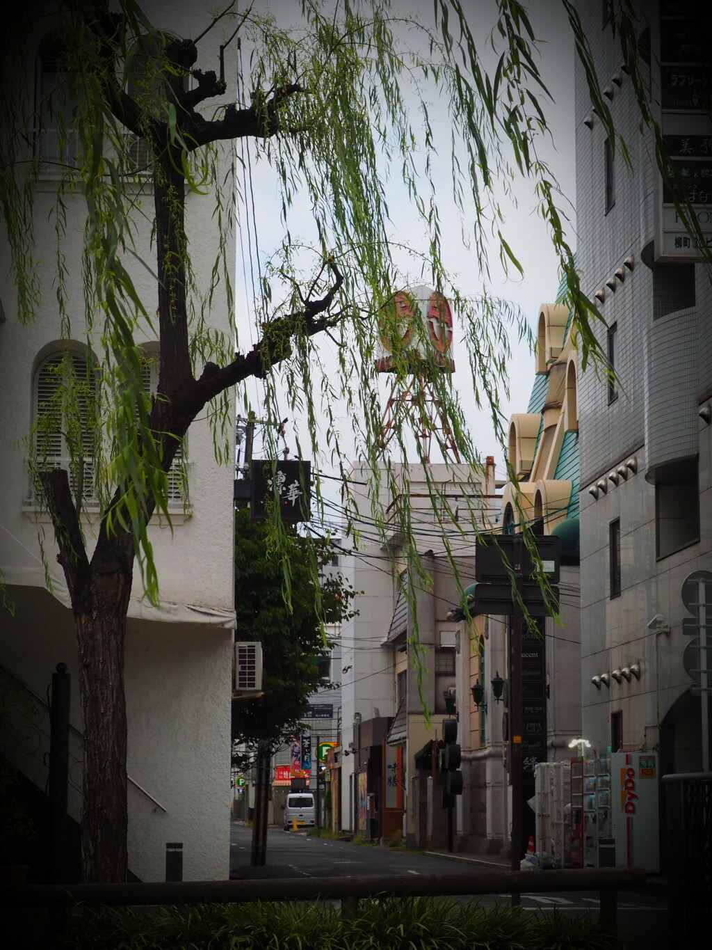 朝の繁華街