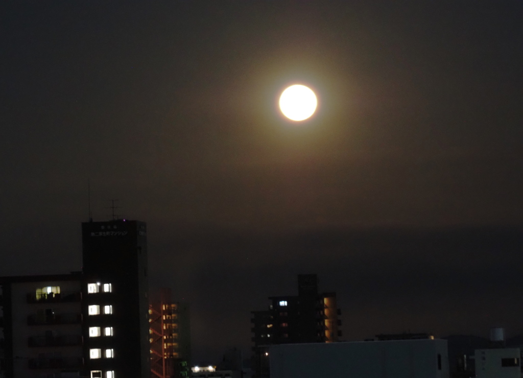名月も西に傾いて
