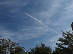 青空に飛行機雲　